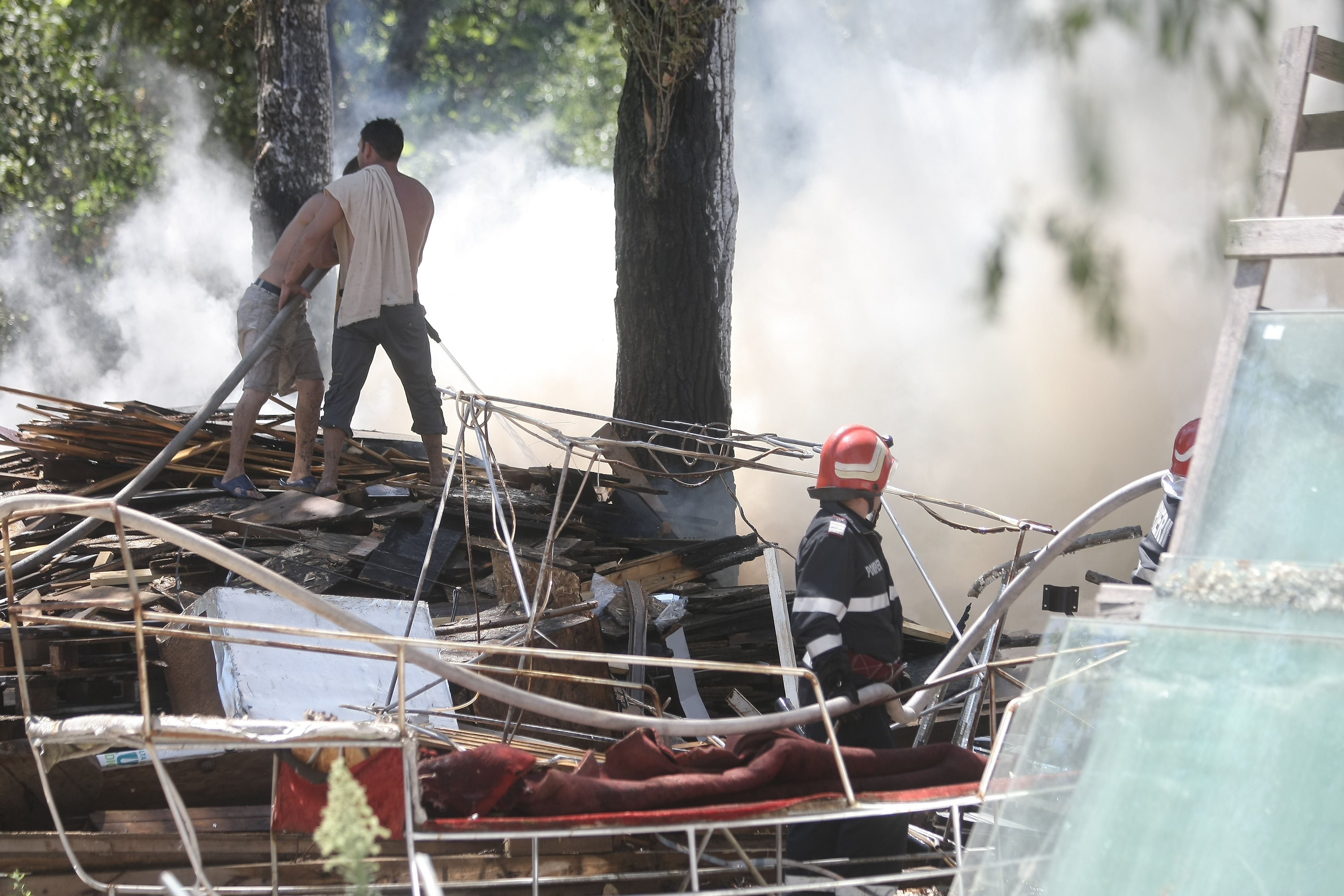 FOTO/VIDEO | Incendiu lângă un mare centru de agrement din Capitală!