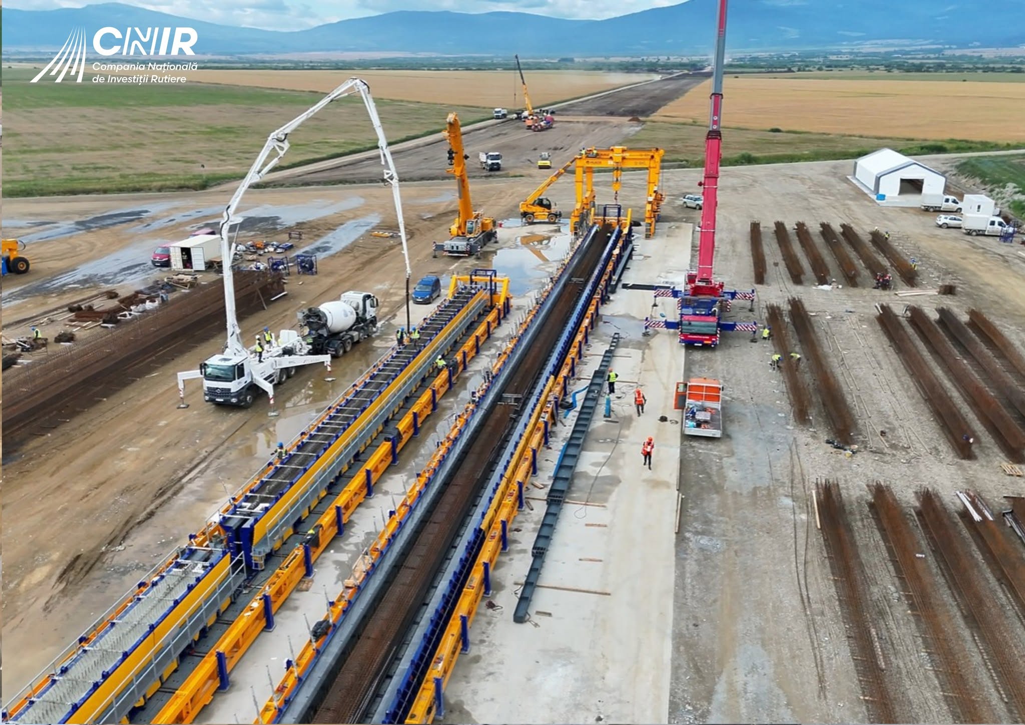 Fabrică de grinzi și stații de beton și asfalt, pregătite pe șantierul lotului Joseni - Ditrău din Autostrada Unirii A8