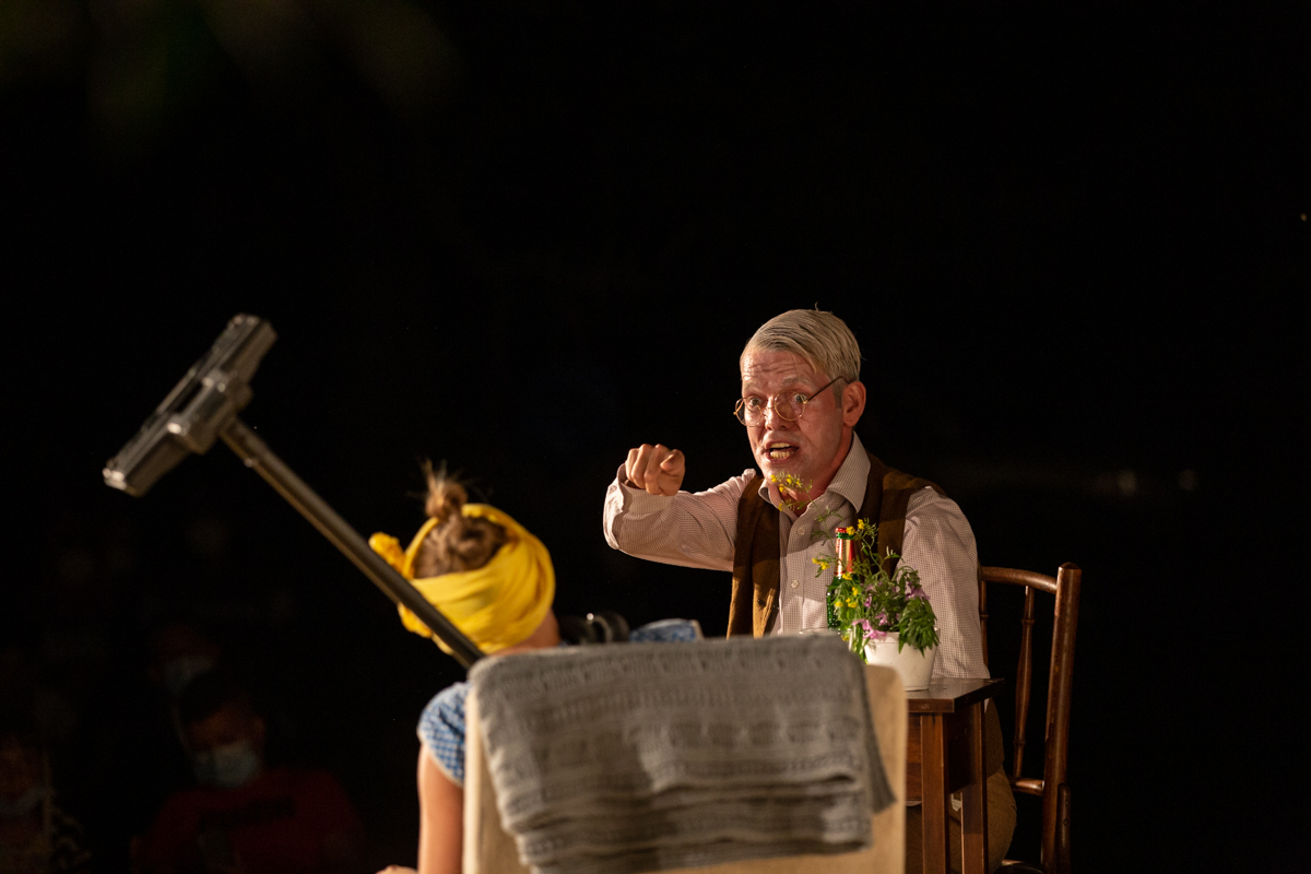 “Cultură’n șură”. O trupă de tineri artiști transformă curțile sătenilor în scene de teatru, de opt ani: “Dacă locuiești într-un sat, nu înseamnă că trebuie să fii izolat cultural”
