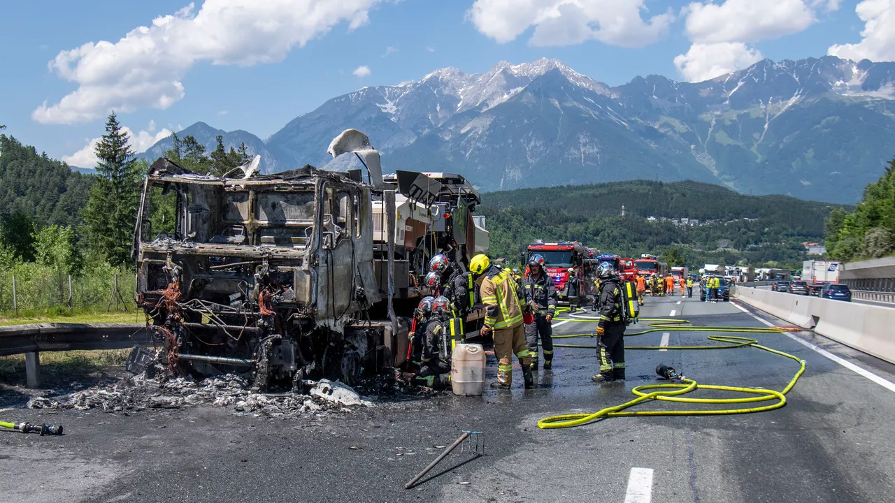 Un șofer român de TIR le-a povestit polițiștilor austrieci că a auzit o bubuitură puternică, apoi camionul a luat foc
