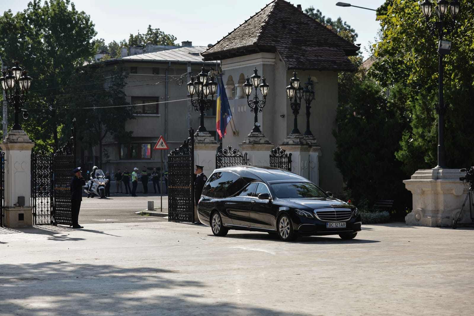 Funeralii de stat pentru Ion Iliescu. Ultimele omagii aduse în fața sicriului fostului președinte, în Sala Unirii, la Palatul Cotroceni
