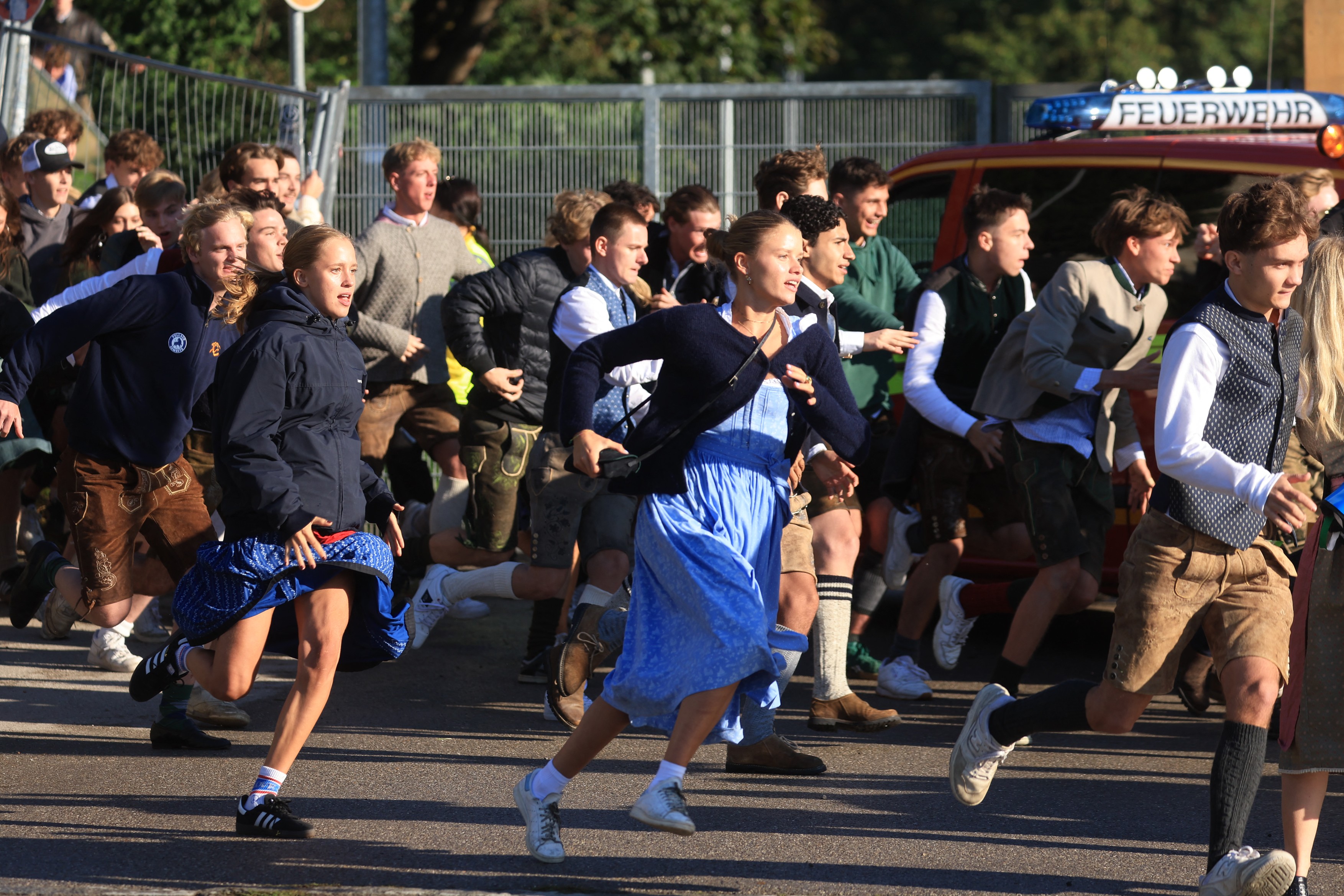Mii de oameni au rupt-o la fugă spre berării, când s-au deschis porțile Oktoberfest 2024, la München | VIDEO