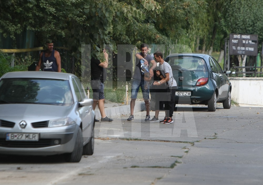 Hăinuțe de prințesă și patru sicrie albe, la morgă. Alexandra Braunstein și fetițele ei merg acasă pentru ultima dată / GALERIE FOTO