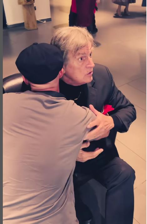 Mihai Bendeac, în genunchi în fața lui Florin Piersic: „O întâmplare care m-a rupt”. Marele actor a vrut să îi pupe mâna
