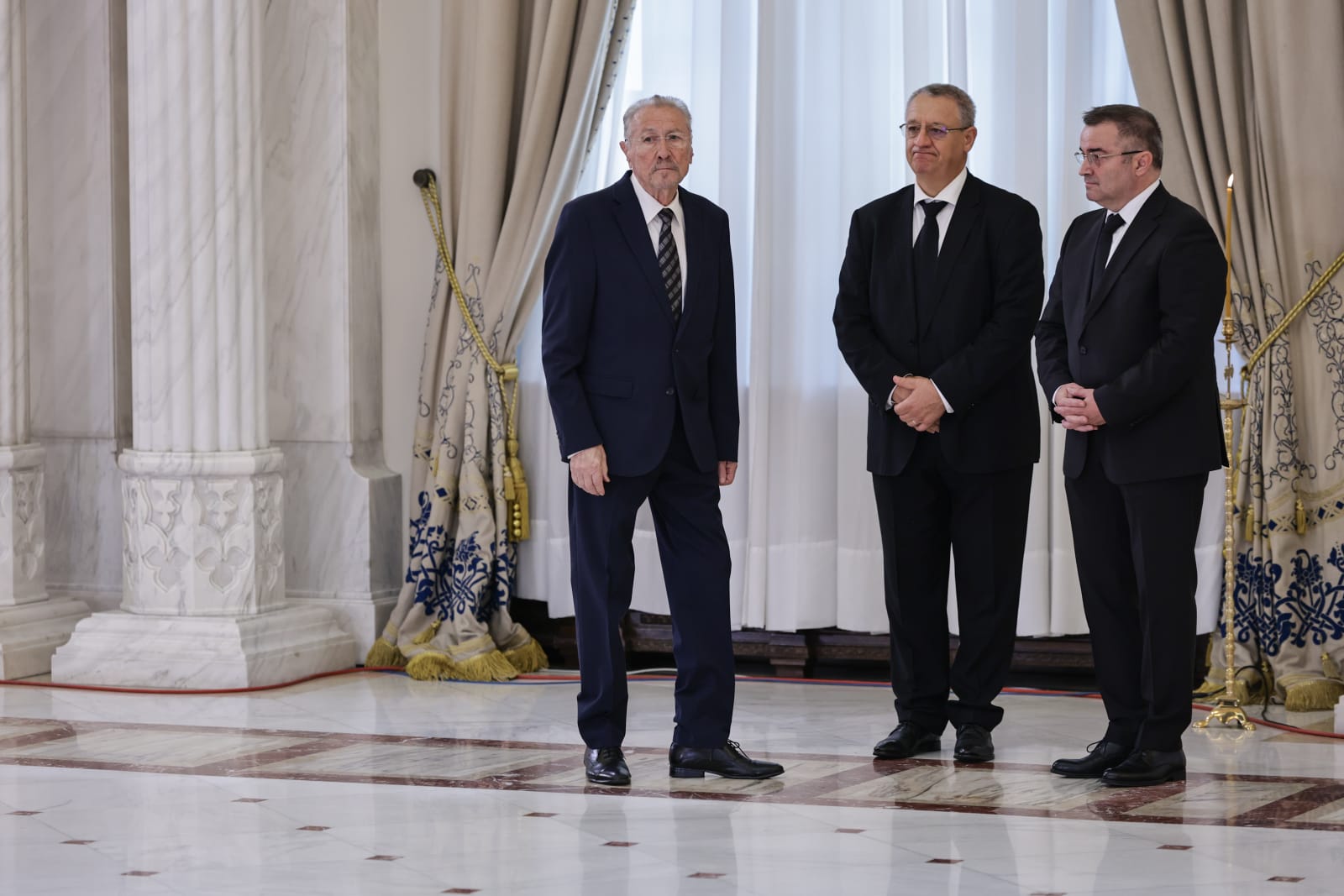 Funeralii de stat pentru Ion Iliescu. Ultimele omagii aduse în fața sicriului fostului președinte, în Sala Unirii, la Palatul Cotroceni