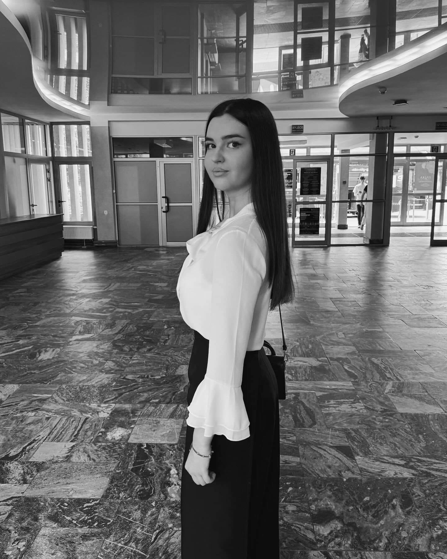 Altar de lumânări în blocul unde a trăit fiica lui Igor Cuciuc. Când va fi înmormântată Andreea