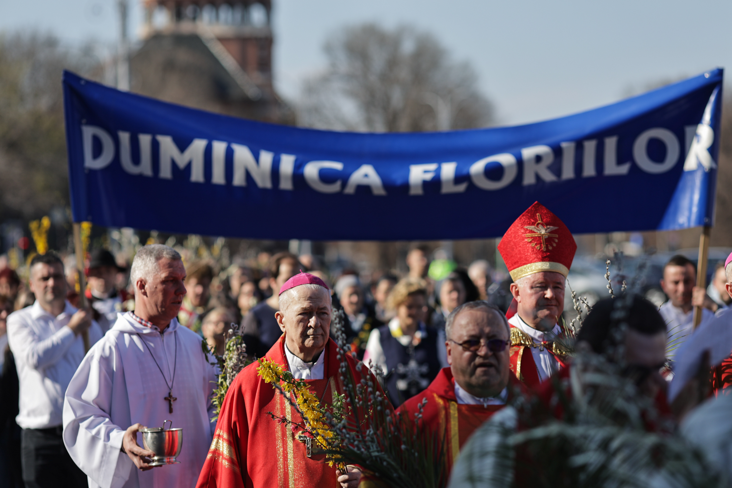 Catolicii au sărbătorit Floriile. Imagini de la procesiunea religioasă din București, care a dus la restricții în trafic