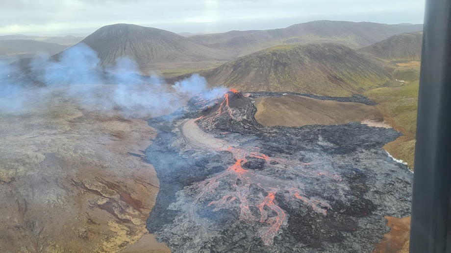 Vulcanul care a erupt în Islanda, principalul punct de atracție al insulei. Unii turiști chiar au fript cârnați deasupra pământului încins