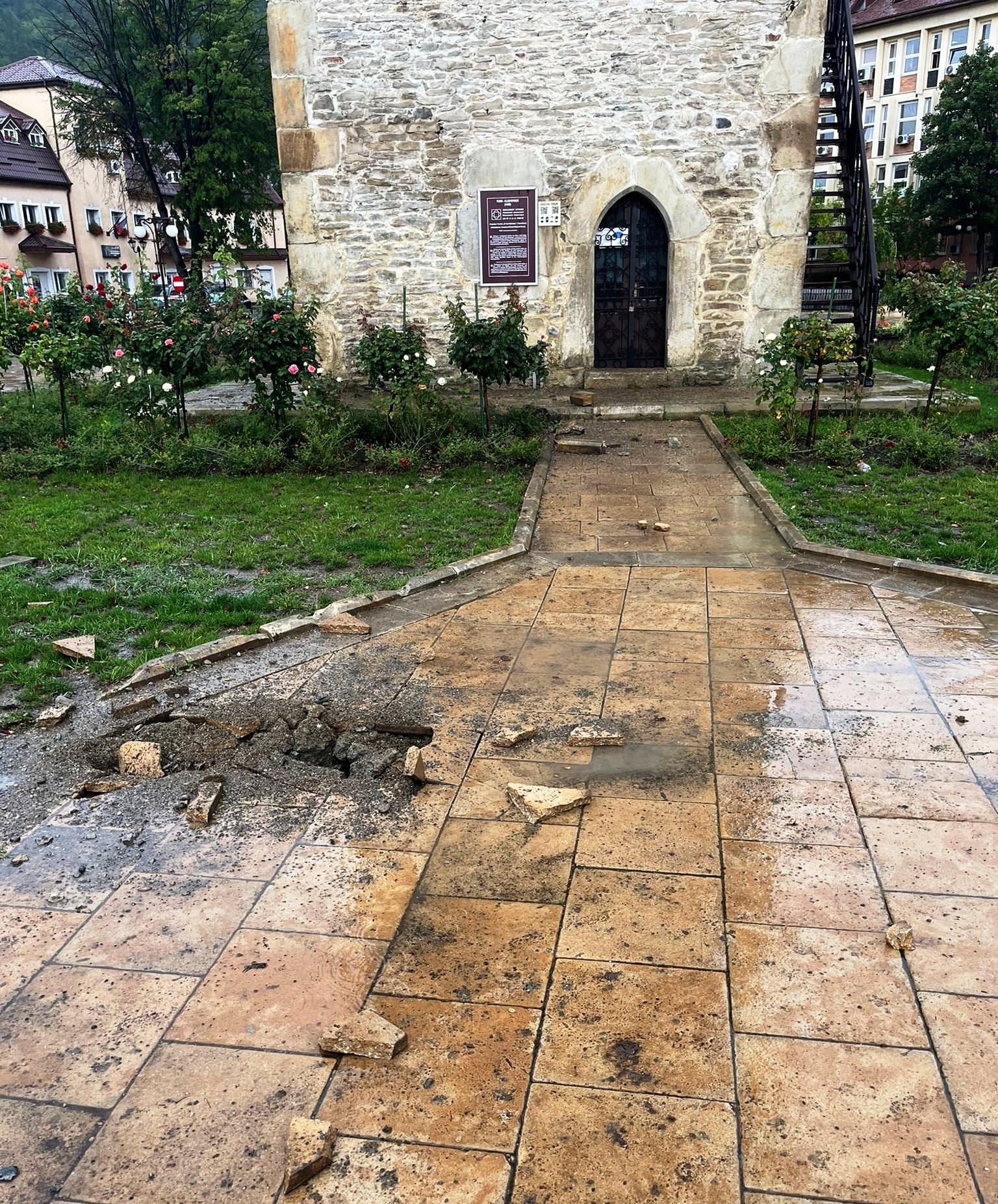 Turnul lui Ștefan din Piatra-Neamț, lovit de trăsnet. Martor: „S-au cutremurat clădirile din jur”