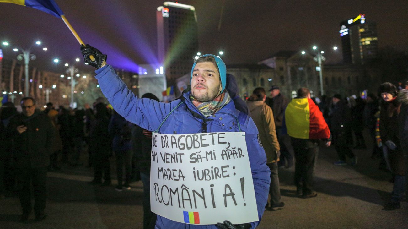 VIDEO/ Proteste în București, în fața Guvernului, și în principalele orașe din țară. Cioloș și Barna, prezenți în Piața Victoriei
