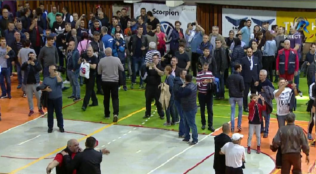 FOTO/ Scene uluitoare la Focșani, înaintea derby-ului Steaua-Dinamo la handbal. Suporterii celor două echipe s-au luat la bătaie, iar jandarmii au intervenit în forță!
