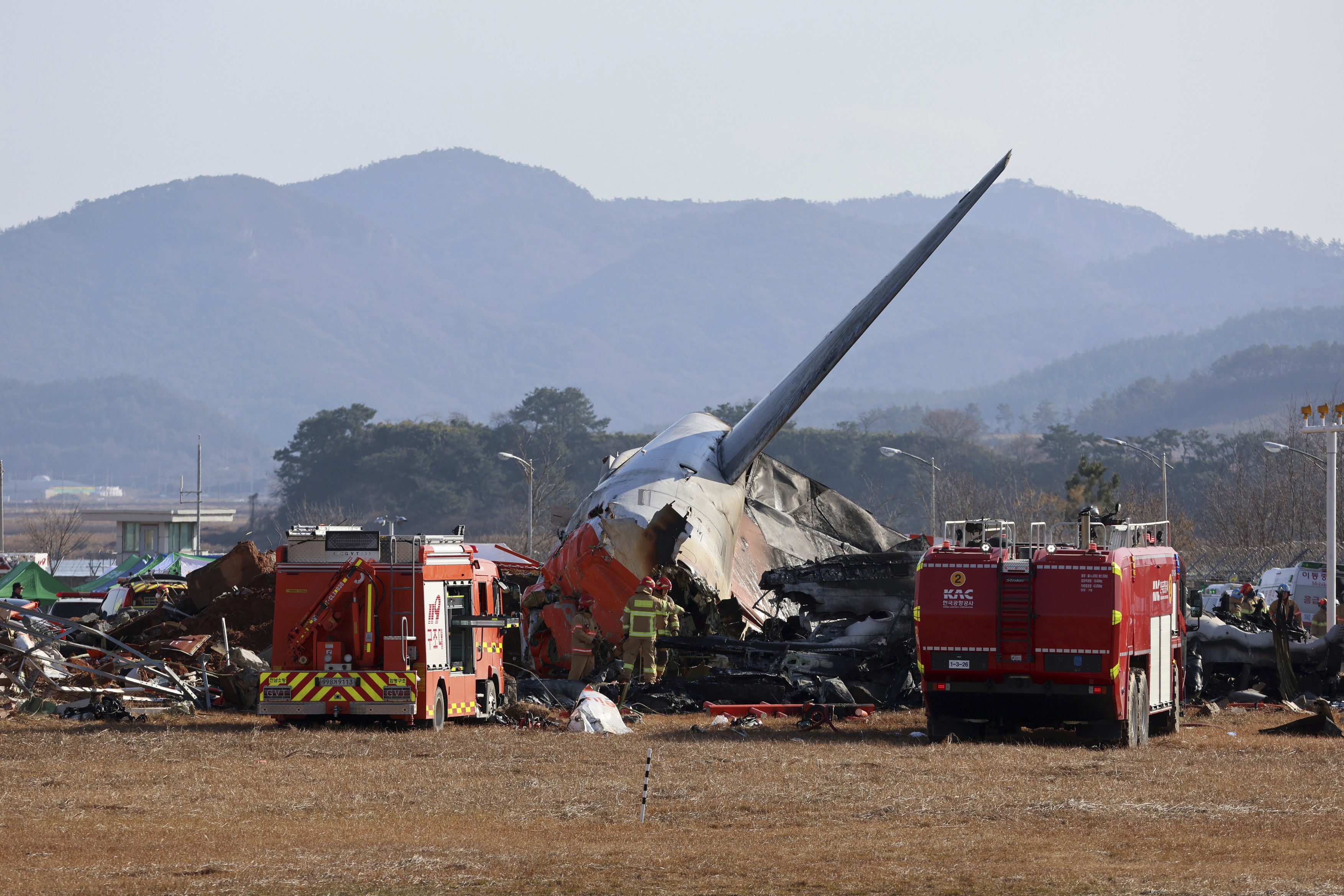 Un avion de pasageri s-a prăbușit în Coreea de Sud și s-a lovit de un zid. O explozie la unul dintre motoare, surprinsă de un martor