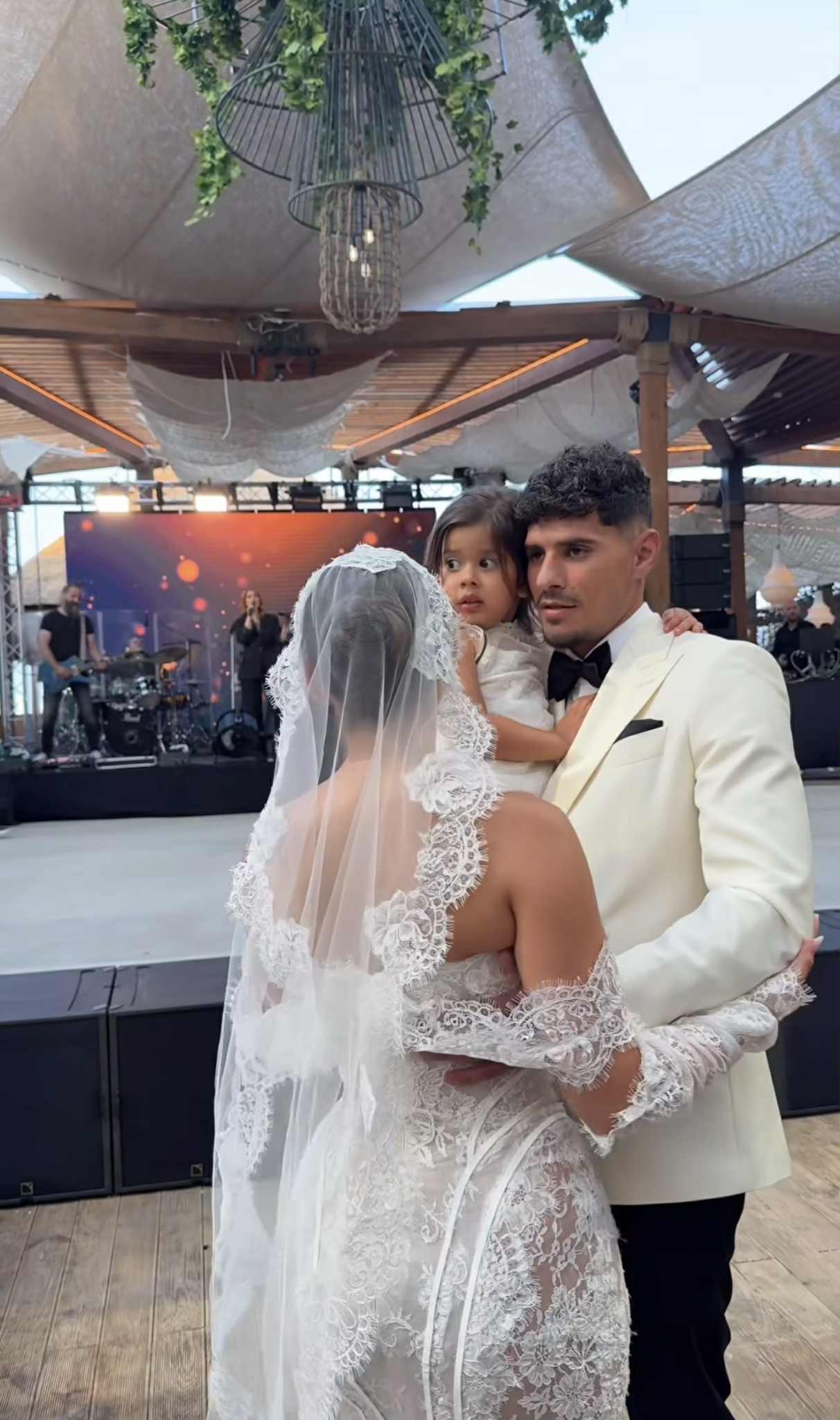 Imagini de la nunta lui Florinel Coman. Mirel Rădoi a fost naș, iar Gigi Becali s-a aflat printre invitați: „Mi-a adus 6 milioane de euro”