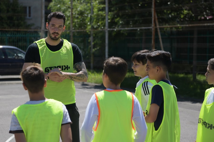 GALERIE FOTO / Roman Bürki, portar la Borussia Dortmund, a fost în România pentru a-i ajuta pe copiii români