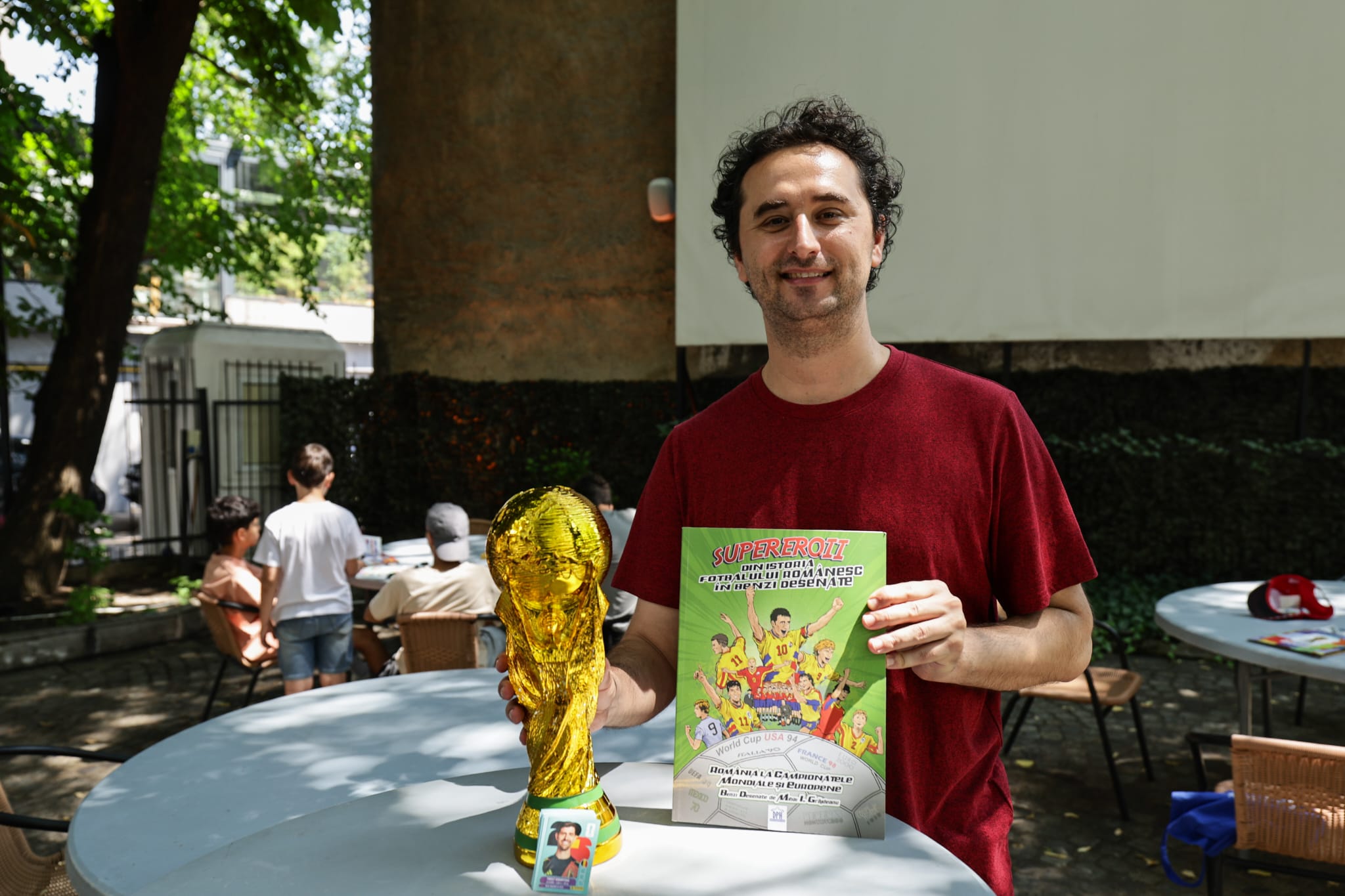 Leo Messi și Lamine Yamal au ajuns motiv de negociere în curtea Muzeului Literaturii Române din București, la întâlnirea colecționarilor de stickere Panini