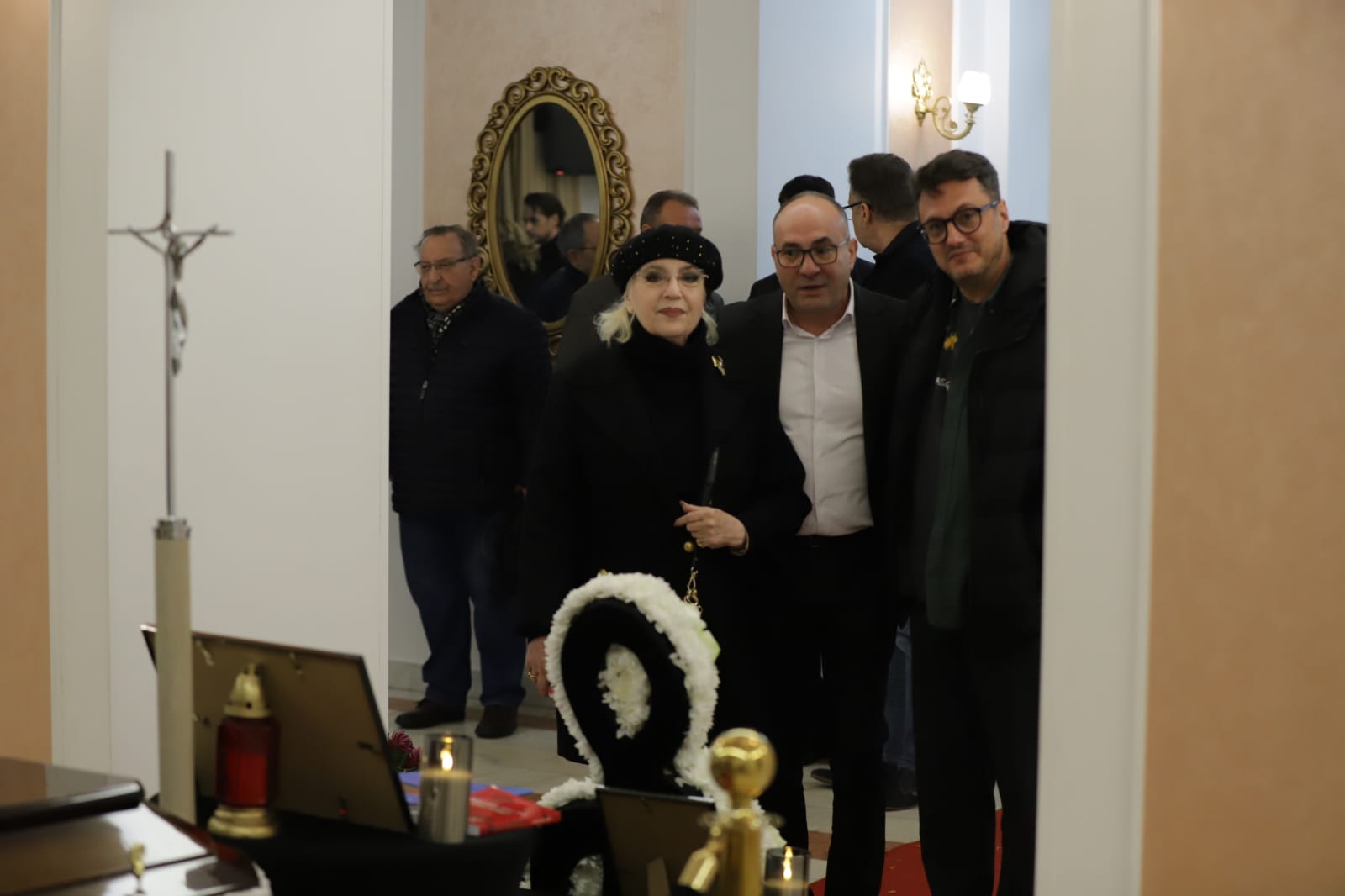 Cum a apărut Nidia Moculescu lângă sicriul cu trupul neînsuflețit al lui Horia Moculescu. Primele imagini