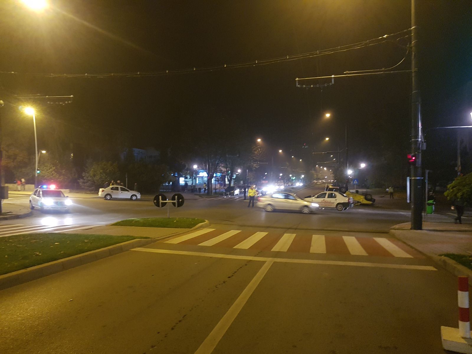 S-a răsturnat cu taxiul în urma unui accident spectaculos în Vaslui. Șoferul, la un pas de moarte | FOTO