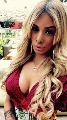 FOTO | Un model pretinde că are cei mai mari sâni din Marea Britanie
