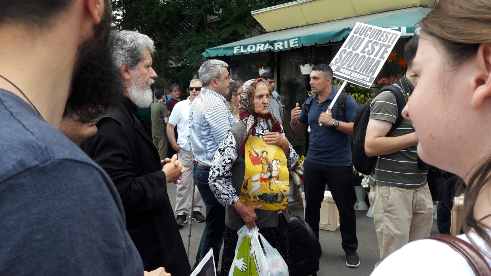 GALERIE FOTO/ Marșul Normalității în București. Noua Dreaptă a ieșit în stradă „pentru familia naturală”