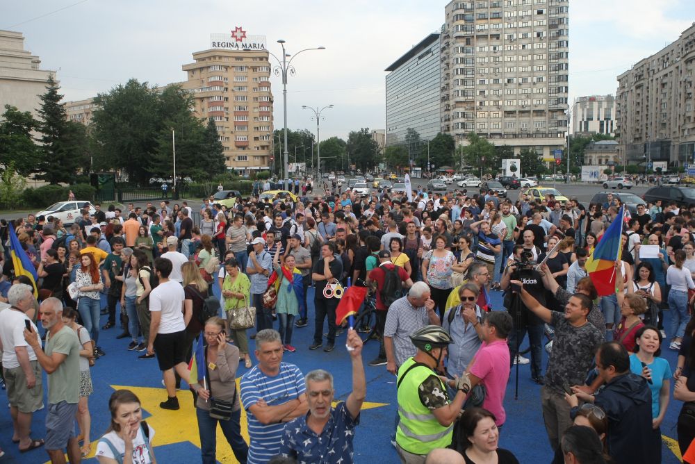 FOTO&VIDEO/ Câteva mii de persoane au protestat în Piața Victoriei, joi seară