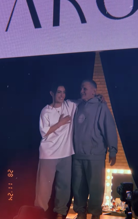 Cum a apărut Andreea Esca pe podiumul de modă alături de tatăl ei, care are 86 de ani. Au defilat în hainele create de Alexia Eram