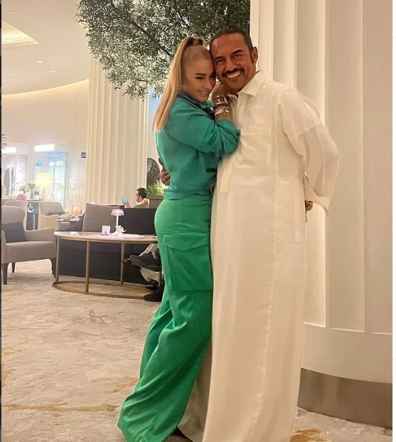 Cine e bărbatul cu care Anamaria Prodan s-a afișat în Dubai. Sunt foarte apropiați, s-au îmbrățișat și se țin de mână