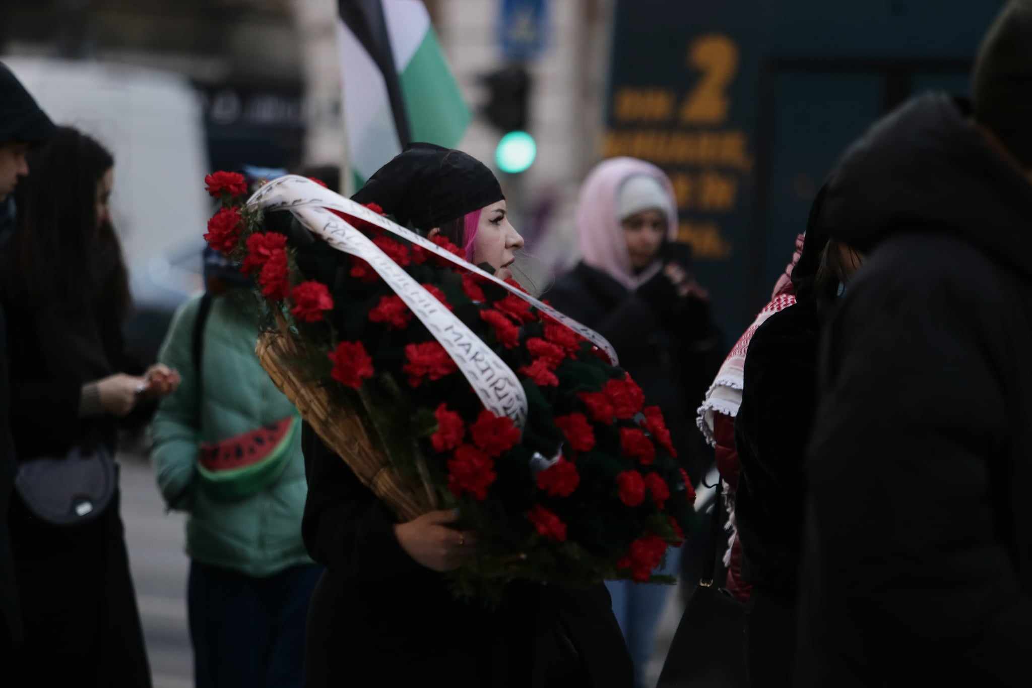 Manifestație pro-Palestina în București. Participanții au avut tobe şi fluiere, iar alţii au afişat pancarte: „Opriţi masacrul din Gaza”