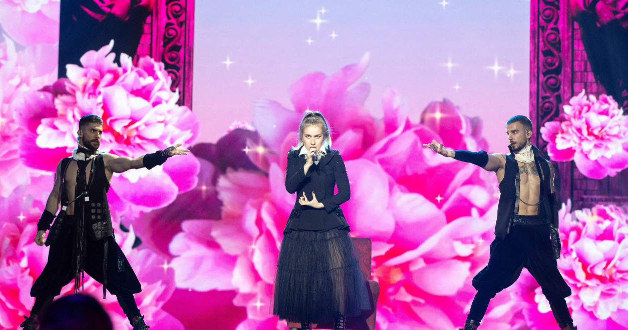 Ester Peony, la prima apariție pe scena Eurovision. "Voi cânta pentru toți românii și îi invit să fie alături de mine, pentru că reprezint țara noastră la cea mai mare competiție muzicală din lume" | FOTO & VIDEO