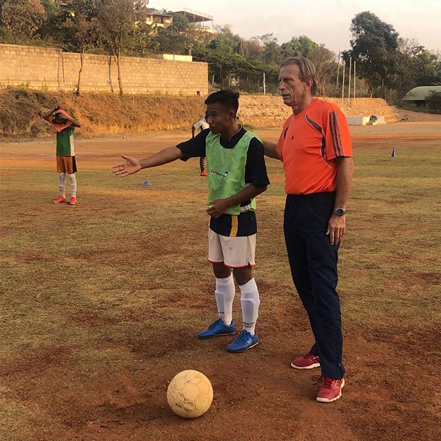 Christoph Daum promovează fotbalul în India, echipat în treningul naționalei României | GALERIE FOTO