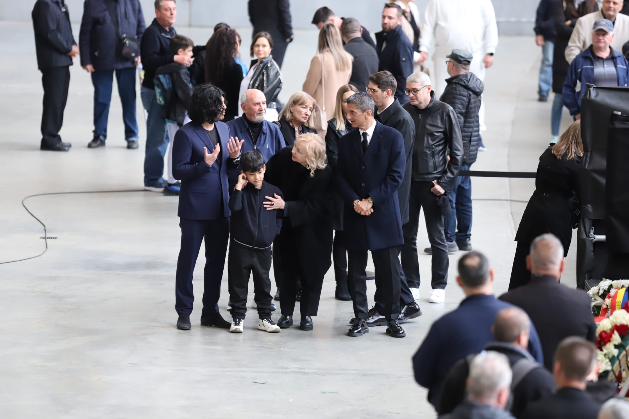 Livetext Mii de români își iau adio de la Mircea Lucescu la Arena Națională înainte de funeraliile cu onoruri militare / „Leucemia i-a provocat și grăbit sfârșitul”