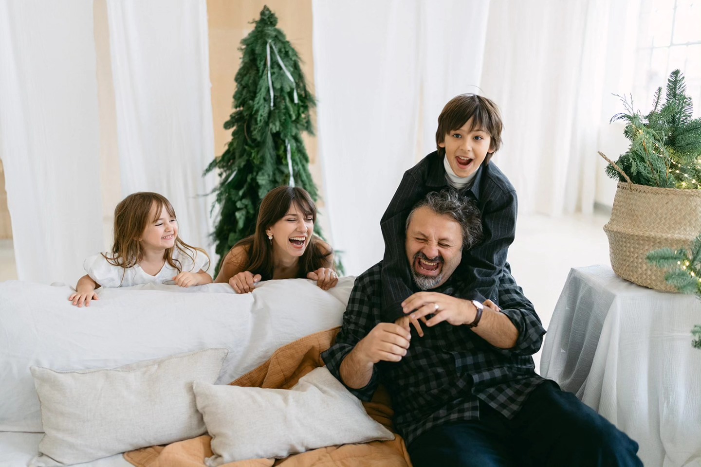Imagini din sufrageria Danei Rogoz, decorată de Crăciun. A împodobit bradul alături de cei doi copii