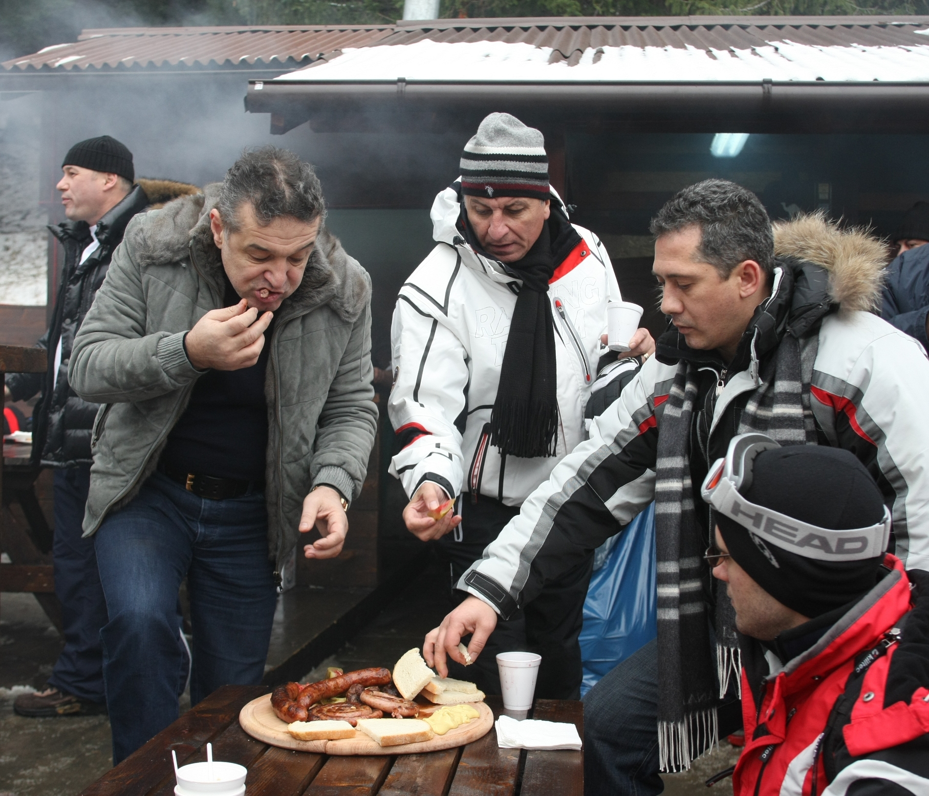Steaua duce dorul unor fotbaliști adevărați, dar Gigi Becali dă banii pe petreceri private! Revelion de 10.000 de euro la munte! GALERIE FOTO