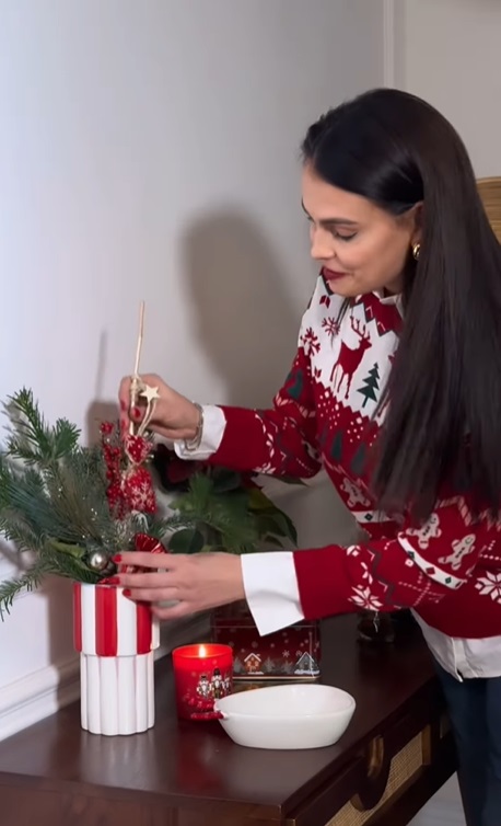 Imagini din casa Ancăi Serea, decorată de Crăciun. A împodobit doi brazi, unul e alb și excentric, iar altul e natural, în ghiveci