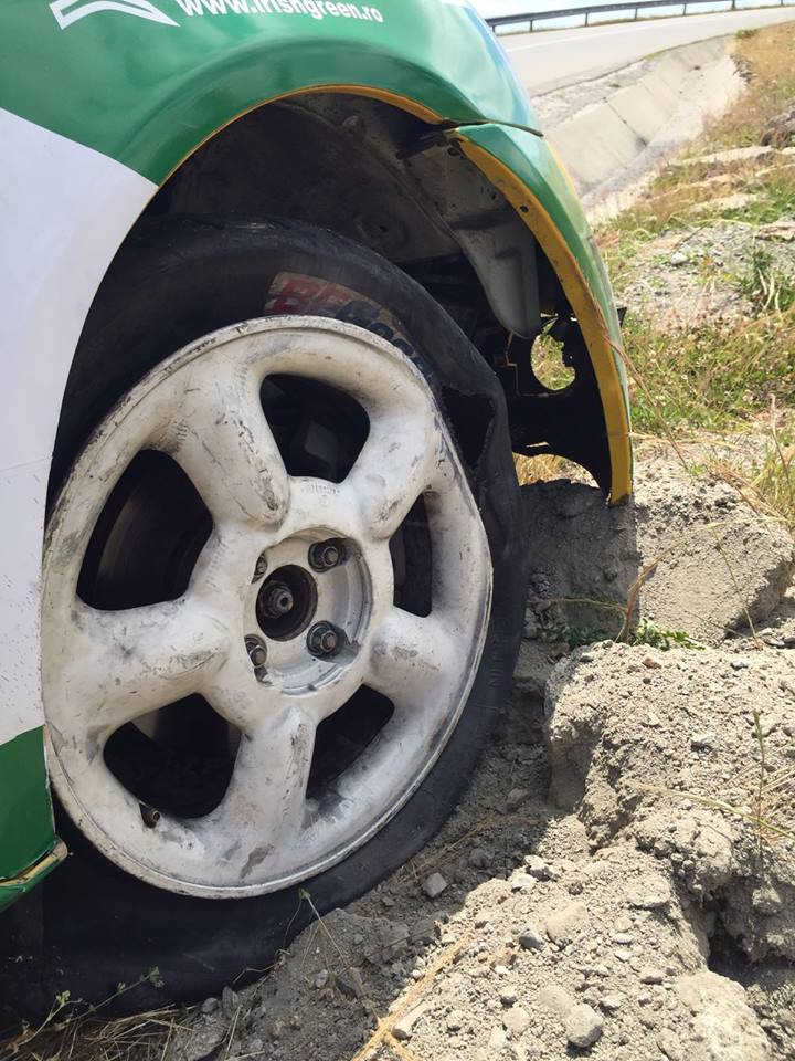 Dani Oțil a ajuns cu mașina în șant! A făcut accident la raliul de la Rânca GALERIE FOTO