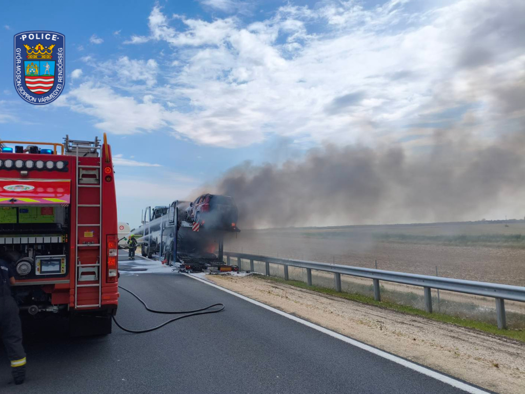 Óriási tűz az M86-os úton: már a szállítókamionon kigyulladtak az elektromos autók
