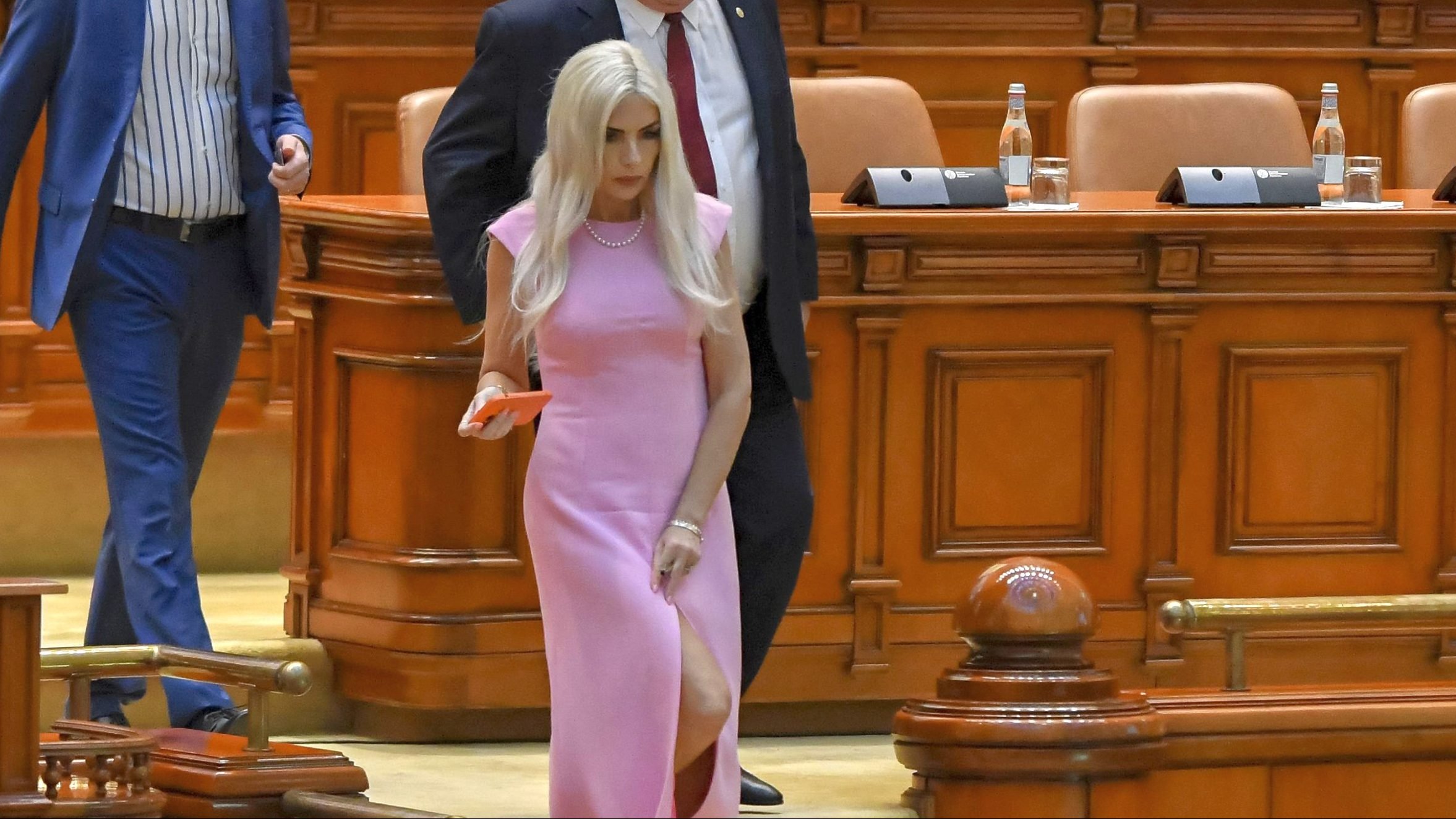 Laura Vicol, schimbată după ieșirea din arestul central. Cum arată machiată, dar fără extensiile pe care le purta zilnic în Parlamentul României
