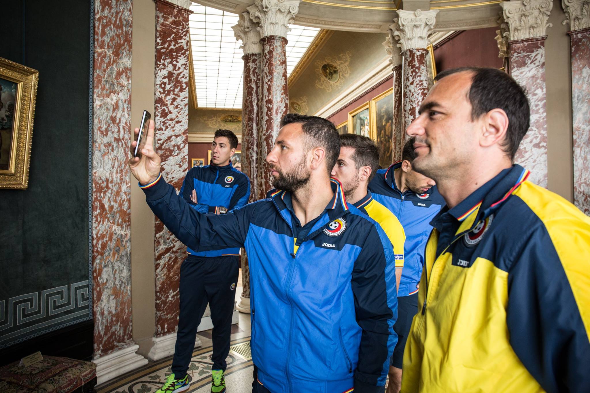 Tricolorii s-au relaxat azi în vizită la Castelul Chantilly. Jandarmii, luați prin surprindere | GALERIE FOTO&VIDEO