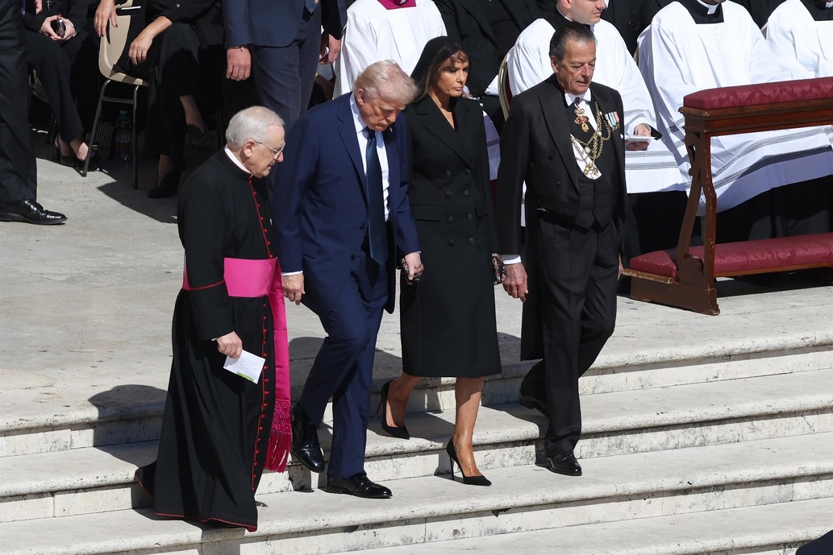 Ce i-a șoptit la ureche Melania Trump lui Donald Trump la funeraliile Papei Francisc. Un expert i-a citit pe buze primei-doamne