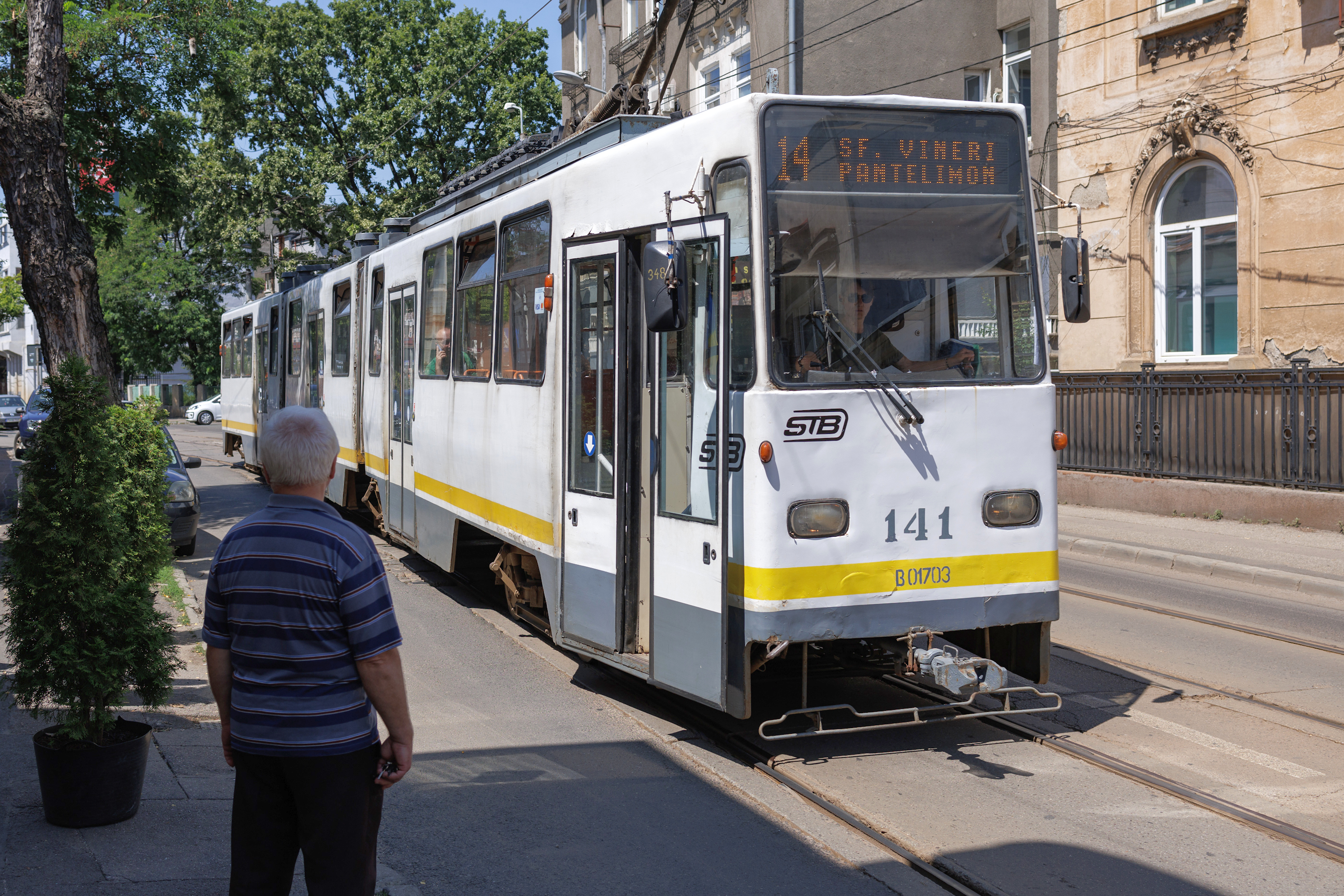 Dezastrul șinelor de tramvai din București: „Două cauciucuri am făcut praf. Cine-mi dă banii pe ele?”