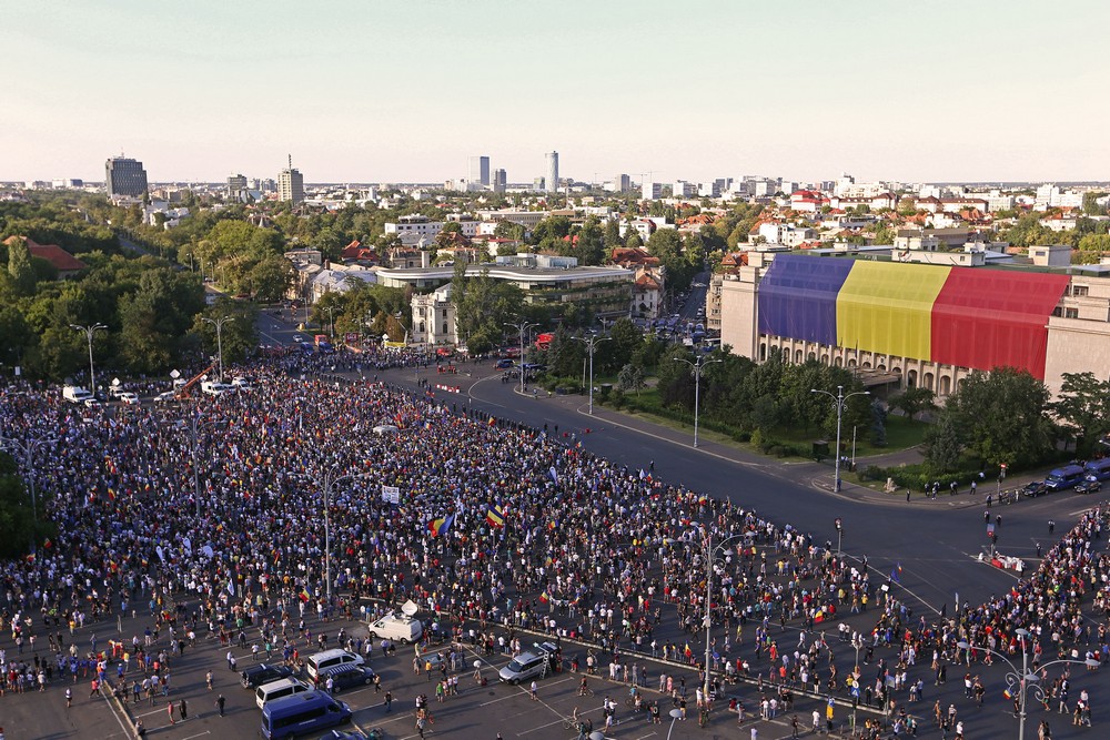 LIVE TEXT/ Mitingul diasporei, în Piața Victoriei. Război total între jandarmi și huligani (FOTO&VIDEO)