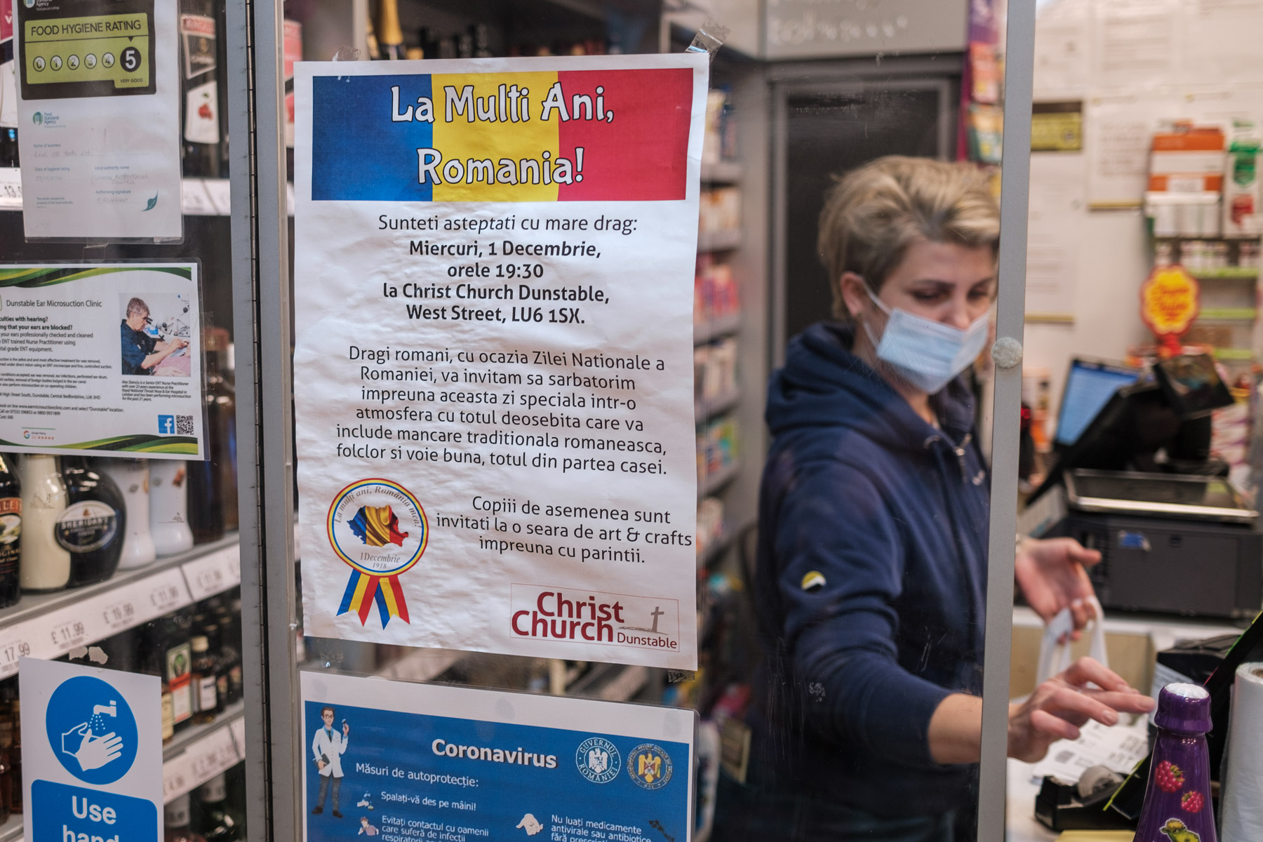 Sărbători departe de casă. La magazinul românesc dintr-un oraș din Marea Britanie, românii simt dorul. „Suntem cu inimile împărțite”