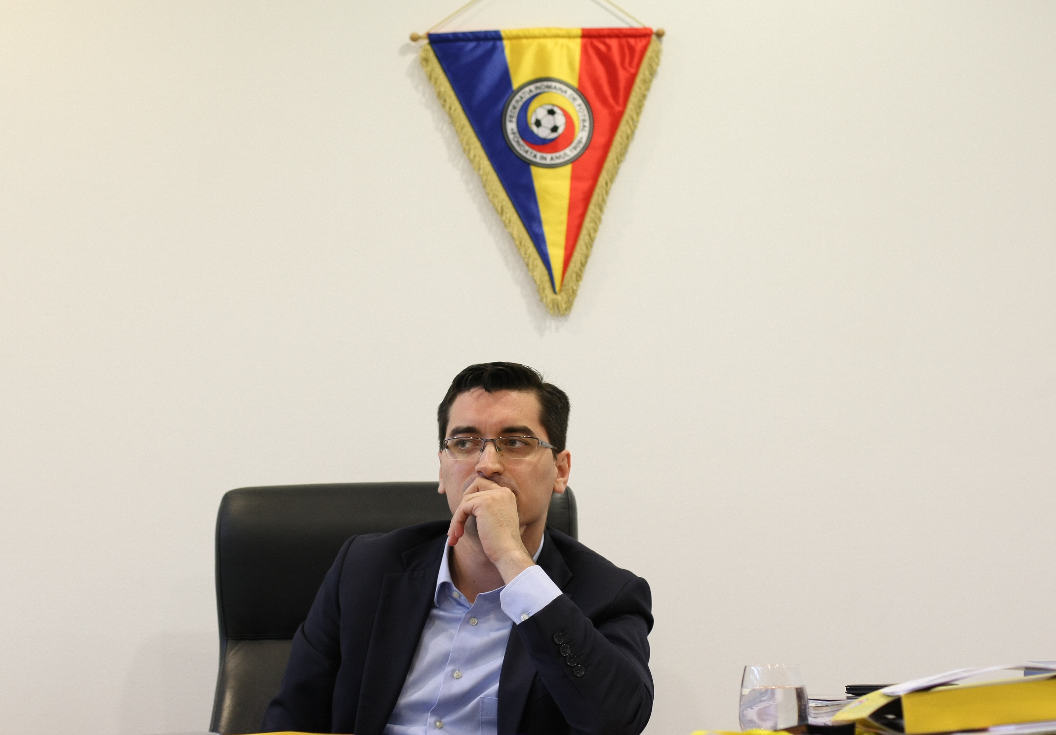 Iordănescu și-a asigurat buncărul de la Euro 2016: ”Nici măcar dronele nu vor zbura deasupra hotelului”. Burleanu: ”E inadmisibil ca o echipă din play-out să joace în Europa”. Ce face FRF cu insolvenții. Modelul sârb