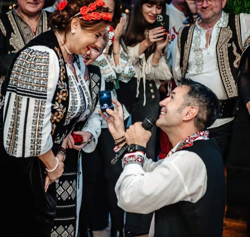 Mihaela Borcea a fost cerută în căsătorie. Imagini cu momentul special: „Un bărbat deosebit, care m-a învățat să iubesc din nou”