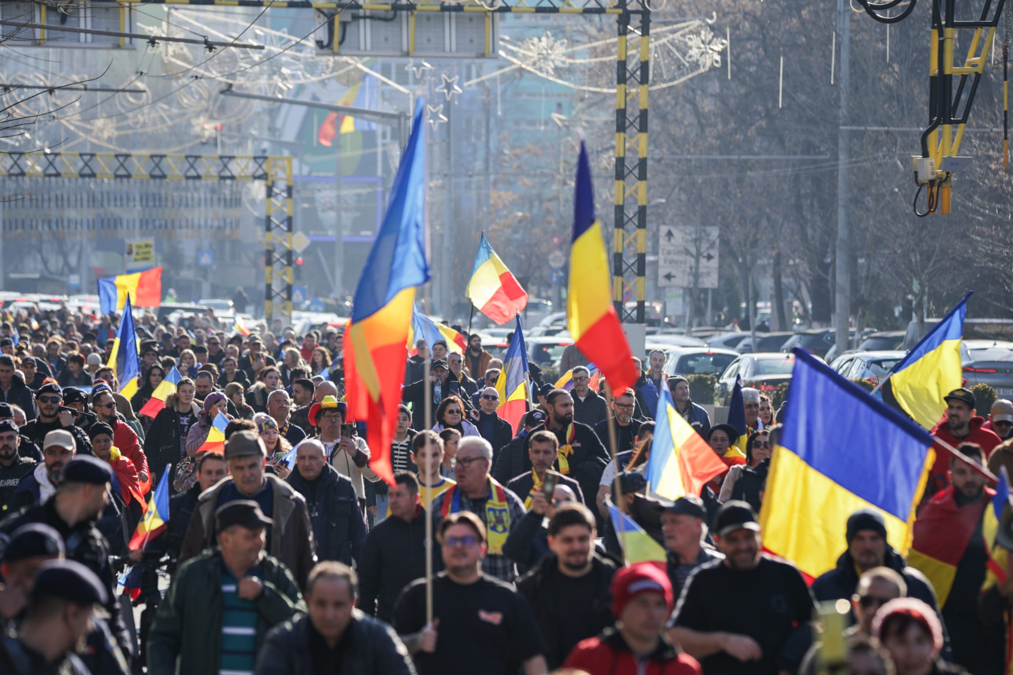 Oameni urcați pe blocuri în București ca să vadă marșul susținătorilor lui Călin Georgescu