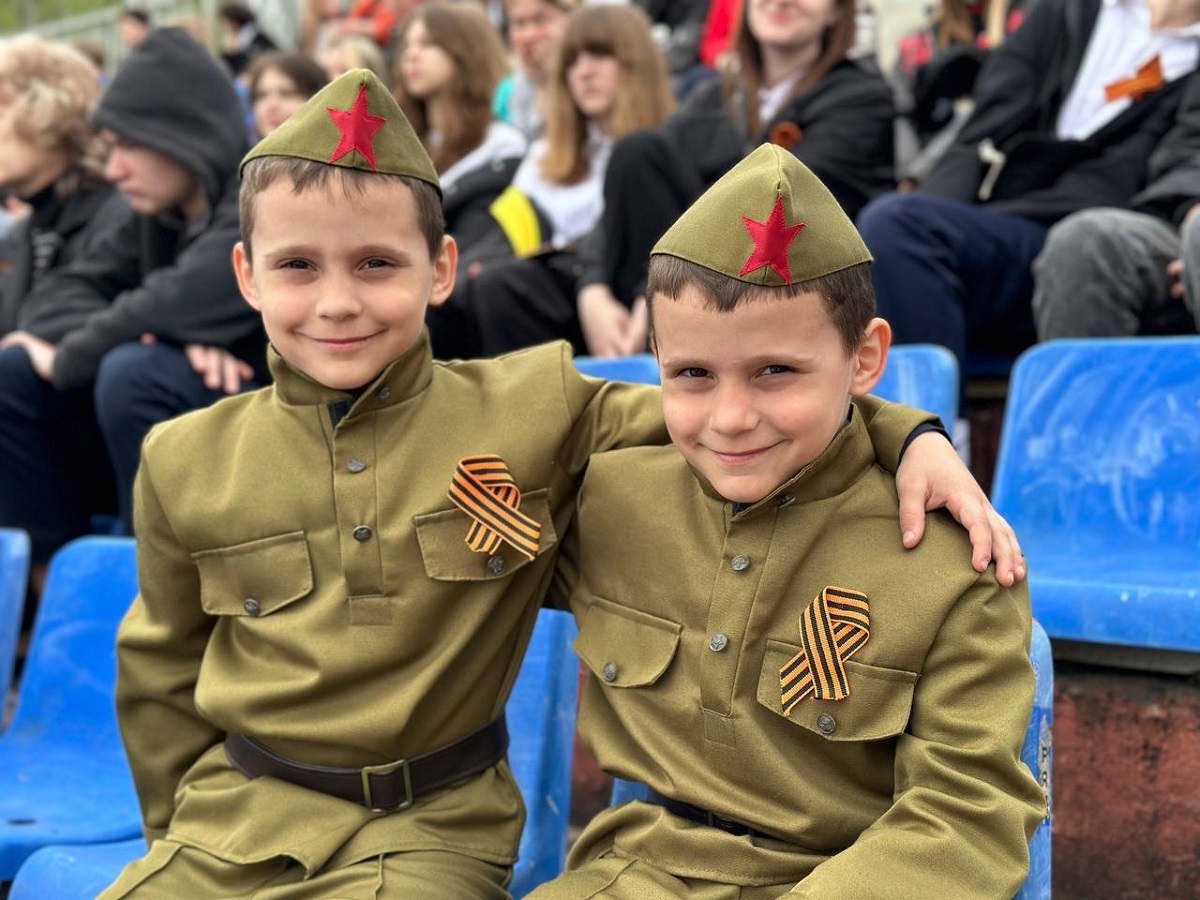 Paradă militară a grădinițelor, pe un stadion dintr-un oraș rusesc din apropierea Ucrainei, pe coasta Mării Azov