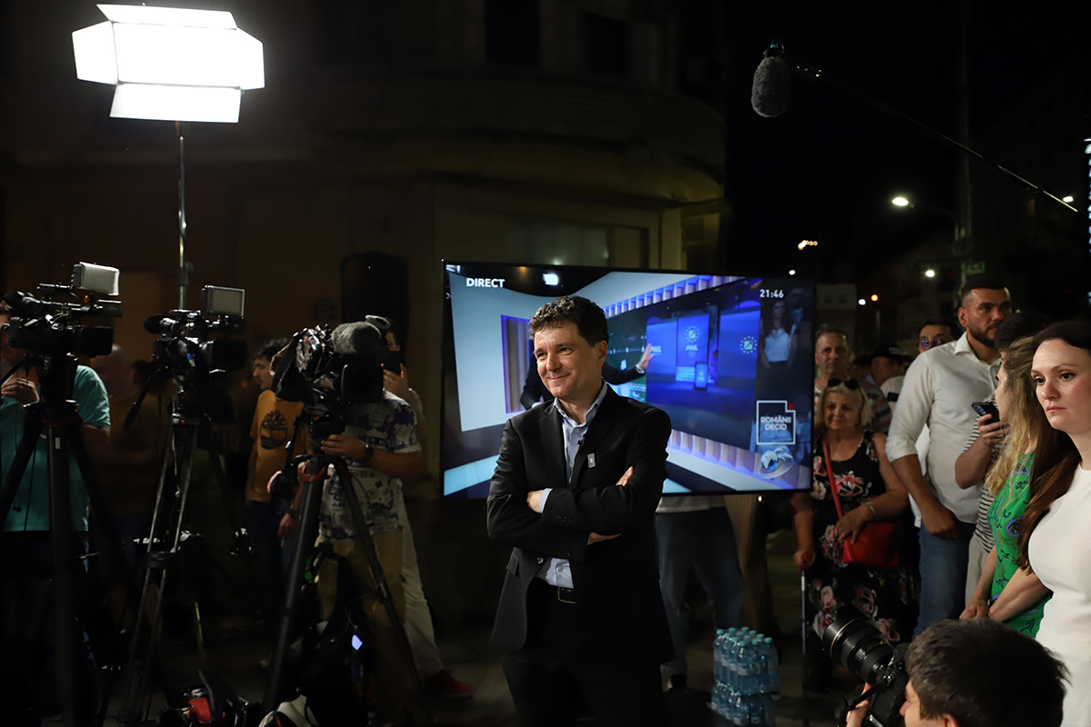 REPORTAJ Noaptea prin București când Nicușor a devenit Nicu. Alături de edilul Capitalei, în mijlocul voluntarilor și al bucureștenilor ieșiți pe răcoare la plimbare