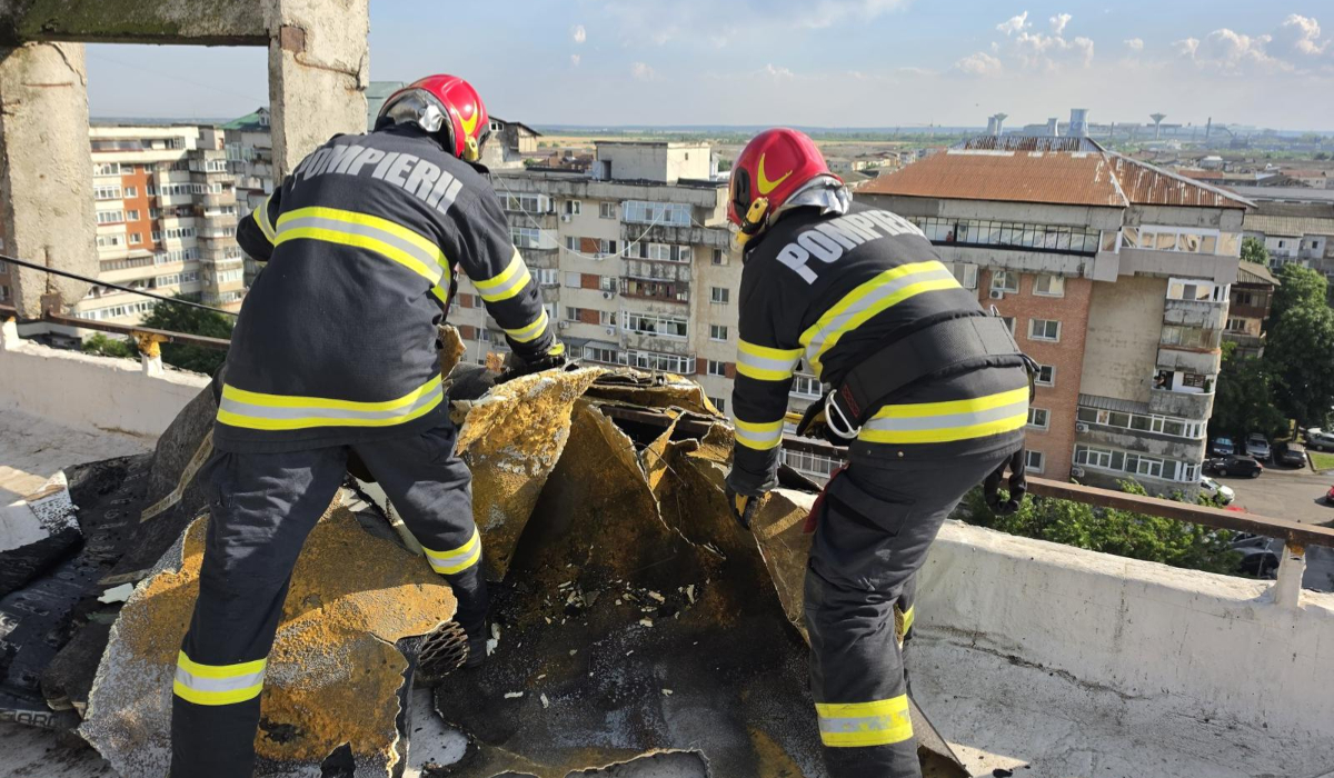 Codul roșu de furtuni a făcut prăpăd în Târgoviște: vântul a smuls și aruncat în stradă acoperișul unui bloc, zeci de copaci au fost puși la pământ