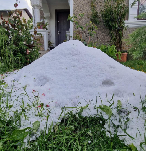 Ploi cu grindină în mai multe județe. Care sunt zonele afectate și imagini cu urmările furtunilor - VIDEO