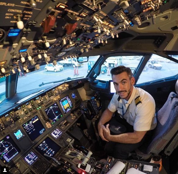 FOTO | Nu-i vecina cea frumoasă scoate capul pe ferastră, e pilotul de Dubai cu un selfie controversat. Gestul care a atins noi culmi de inconștiență