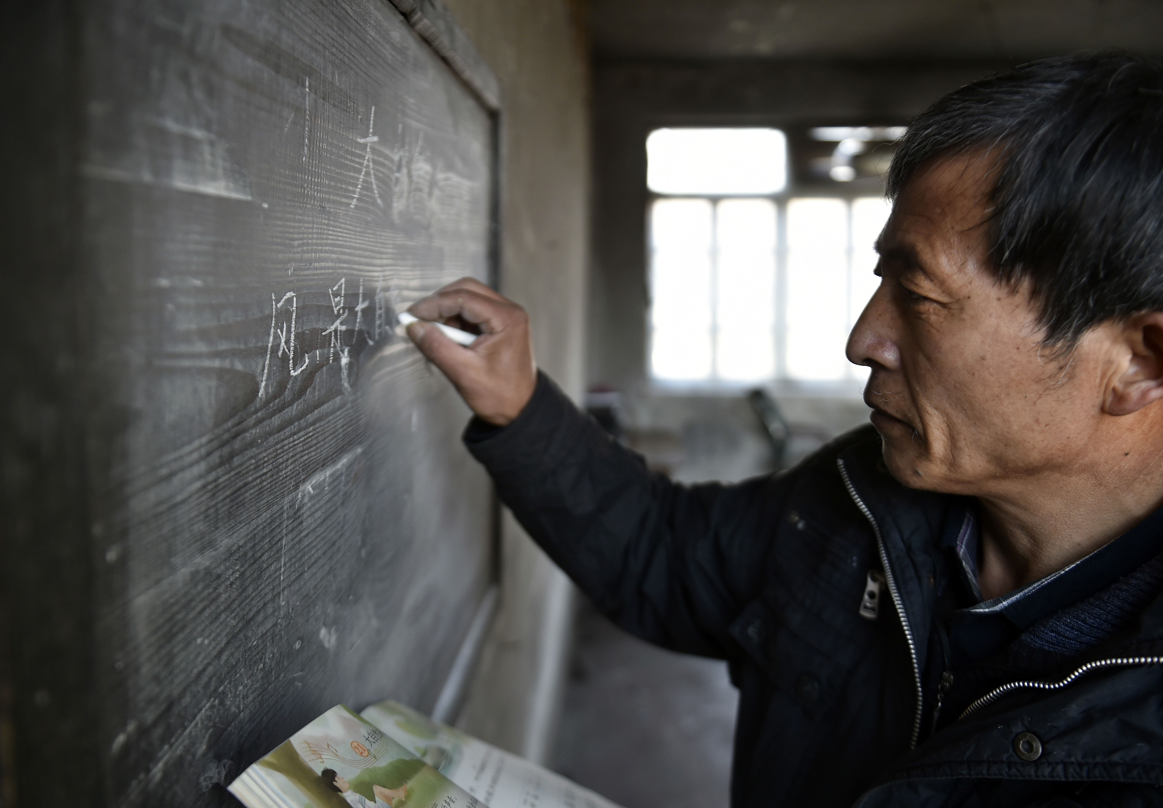 Imagini tulburătoare! Un elev și un profesor au rămas singurii care merg la școala din sat